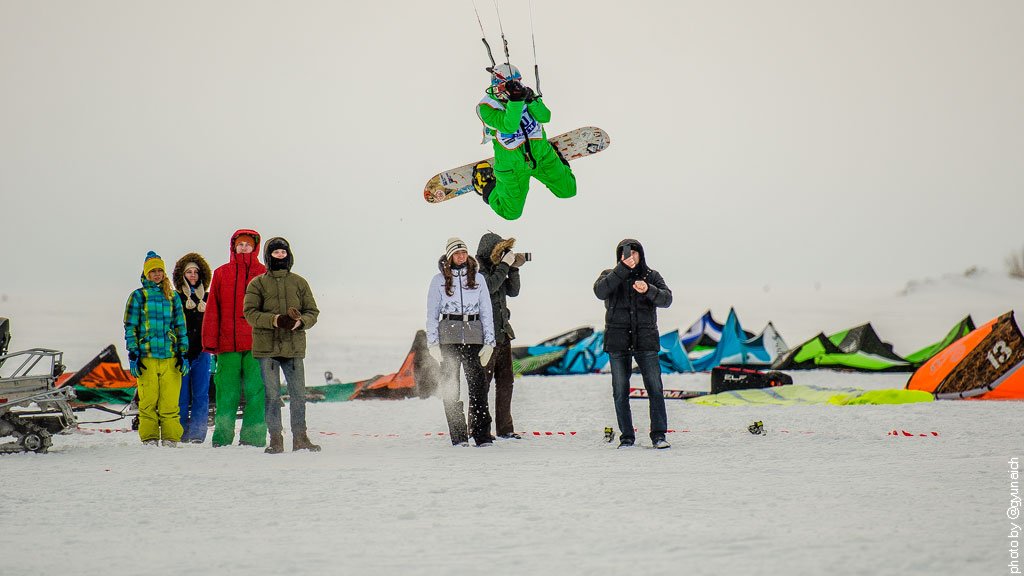 Сноубордисты и лыжники взлетели над Обским морем